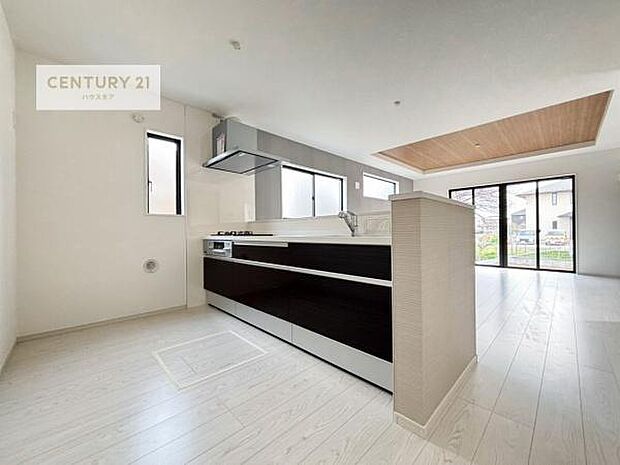 大人気の対面式システムキッチンを採用しています！ご家族のコミュニケーションが自然と増える設計です。お子様にも目が届くので嬉しいですね。収納力もあります！（同仕様）