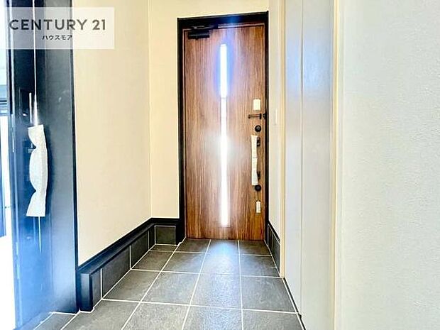 玄関扉は2カ所あり、ガレージから室内へ雨に濡れずに出入りできる便利な動線。