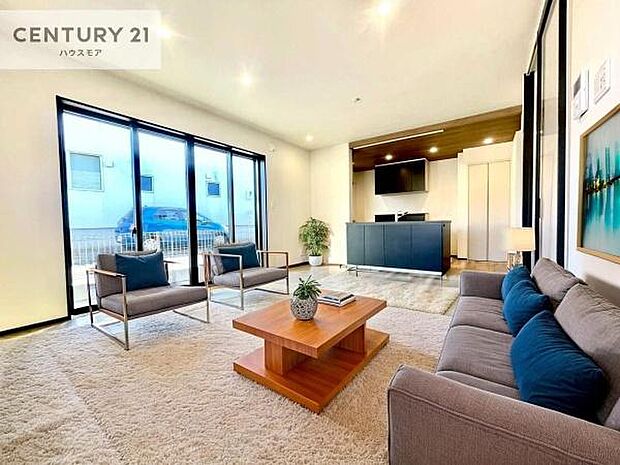 家具はCGパースです！心地良いリビングは家族が自然と集まります。家族団欒の時間が増えそうです。ご家族と、より一層充実した時間を過ごせそうですね。上部吹抜で明るく開放的な空間です。