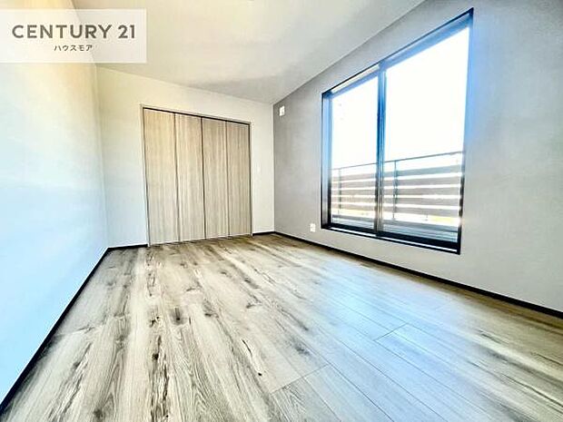 バルコニーに面している洋室です。明るく温もりがあり、換気もしっかりできます！朝起きて、外に出て背伸びをしつつ深呼吸をし良い朝を迎え入れることが出来そうですね！