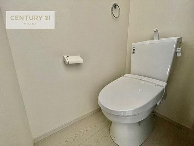 1・2階にトイレがございます！朝の忙しい時間帯も待たずにすみそうですね。白を基調とした清潔感のあるトイレでお手入れがしやすいです！