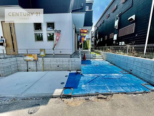 駐車スペースは2台分あります！セカンドカーはもちろん、バイクや自転車なども置き場所に困りません。