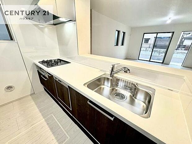 大人気の対面式システムキッチンを採用しています！ご家族のコミュニケーションが自然と増える設計です。お子様にも目が届くので嬉しいですね。広々使えて快適に作業が進みます。