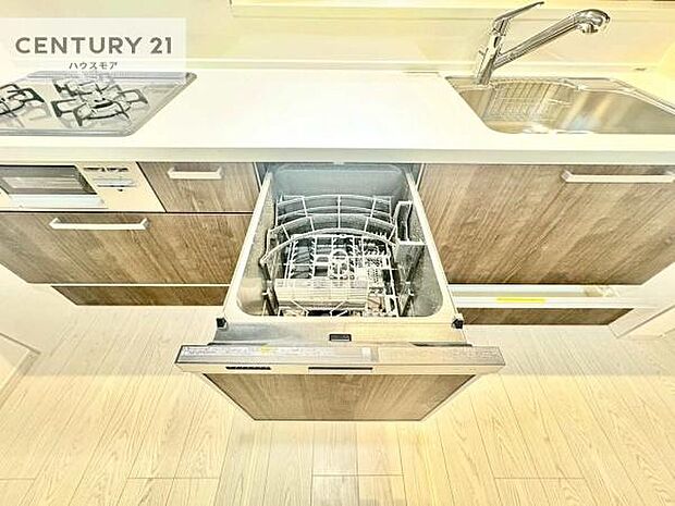 食洗機付き！忙しい時や冬場は手荒れ防止として大活躍します！ビルトイン仕様なので、場所も取らず調理スペースも広く使えて手際よく作業が出来ます！