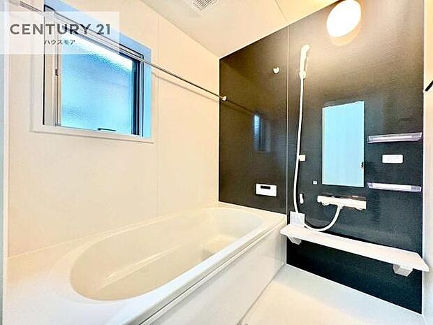 落ち着きある大人の雰囲気のバスルームは、味が出ていてバスタイムが充実！お仕事頑張っているご褒美にお好みの匂いの入浴剤を入れて、楽しんでみてはいかがでしょうか？