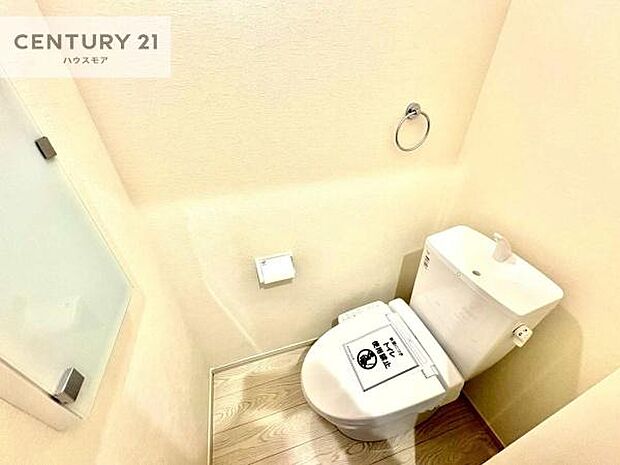 1・2階にトイレがございます！朝の忙しい時間帯も待たずにすみそうですね。白を基調とした清潔感のあるトイレでお手入れがしやすいです！