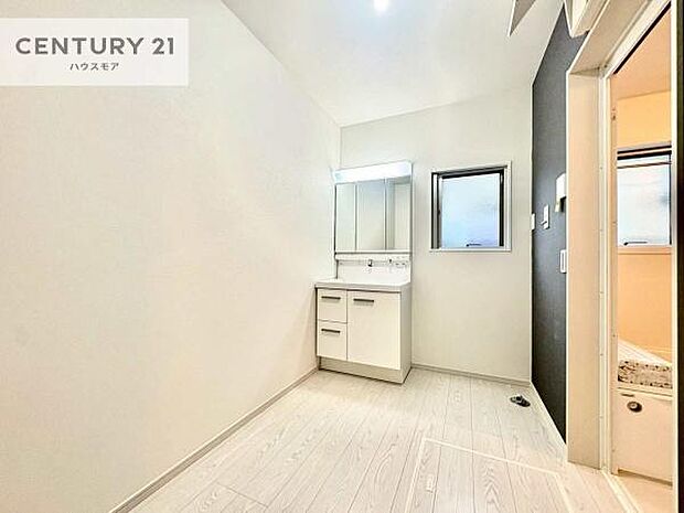 小窓付きの明るい洗面室です！湿気もすぐに入れ替えができて清潔に保つことができます！自然光が差し込むのでお化粧の仕上がりも良くなりますね！