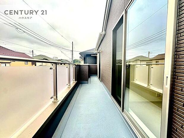 広々としたバルコニーはお洗濯ものを干すだけではなく椅子を置いて読書をしたりほっと一息つく場所にもなります！