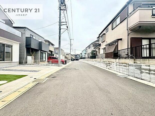 前面道路6ｍ！陽当り良好な立地です。車庫入れが苦手な方も安心ですね。