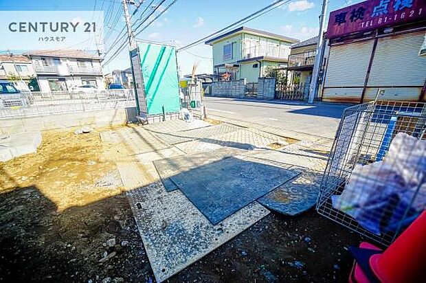 駐車スペースは2台分あります!セカンドカーはもちろん、バイクや自転車なども置き場所に困りません。