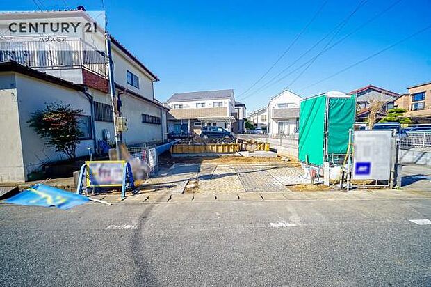 前面道路8m!陽当り良好な立地です。車庫入れが苦手な方も安心ですね。