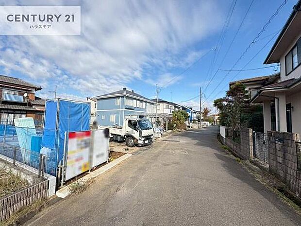 前面道路は6m!陽当り良好な立地です。車庫入れが苦手な方も安心ですね。