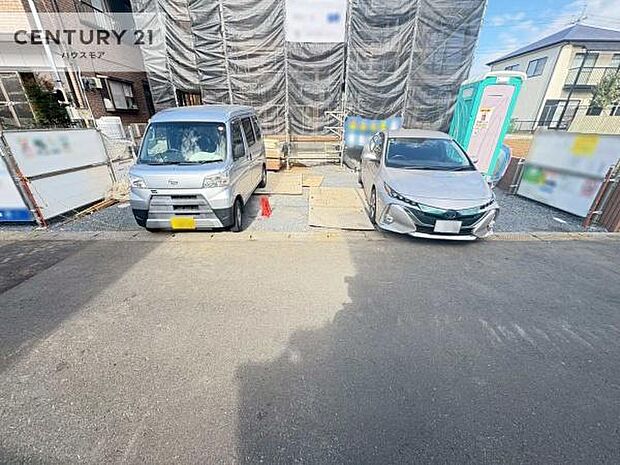 駐車スペースは4台分あります!セカンドカーはもちろん、バイクや自転車なども置き場所に困りません。