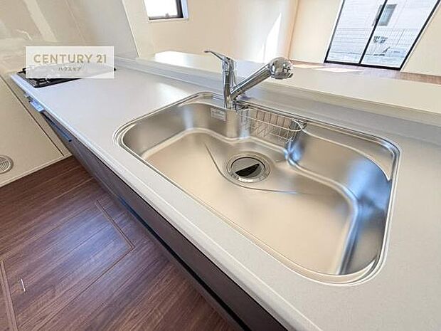 ワイドなシンクですね!水が跳ねにくく洗物がしやすい家事が楽々仕様のシステムキッチンです!デザイン性と機能性を兼ねたキッチンで清潔感がありますね!(同仕様)