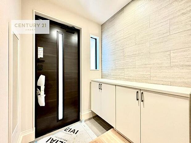 シューズボックス付きなので、玄関が片付きお掃除がしやすいです！スッキリした玄関で戸を開けた瞬間、清潔感のある心地いい空間が出迎えてくれます。