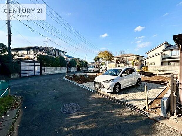 前面道路は4ｍ！陽当り良好な立地です。車庫入れが苦手な方も安心ですね。