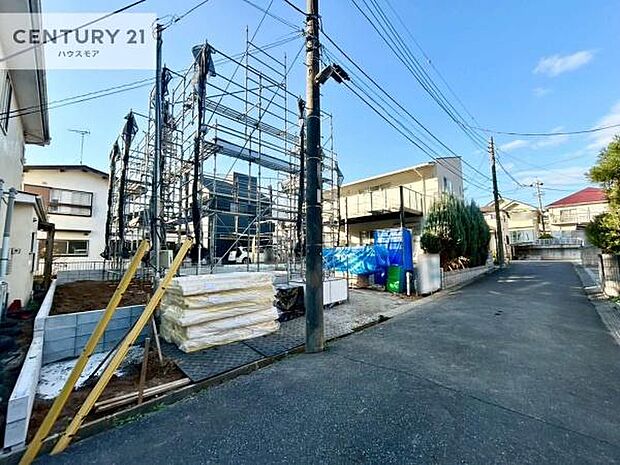 前面道路は4.49ｍ！陽当り良好な立地です。車庫入れが苦手な方も安心ですね。