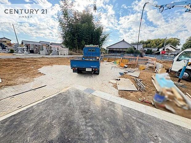 駐車スペースは2台分あります!セカンドカーはもちろん、バイクや自転車なども置き場所に困りません。