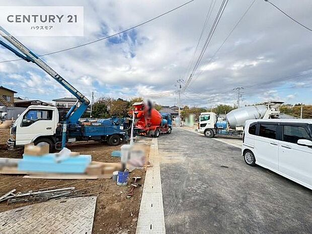 前面道路は6m!陽当り良好な立地です。車庫入れが苦手な方も安心ですね。