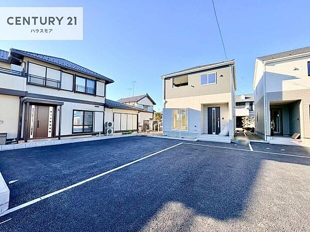 駐車スペースは2台分あります！セカンドカーはもちろん、バイクや自転車なども置き場所に困りません。