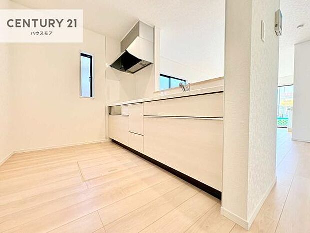 大人気の対面式システムキッチンを採用しています！ご家族のコミュニケーションが自然と増える設計です。お子様にも目が届くので嬉しいですね！広々使えて快適に作業が進みます。