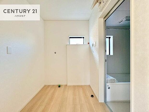 洗面台はこれからの設置になりますが、小窓付きの明るい洗面室です！湿気もすぐに入れ替えができて清潔に保つことができます！自然光が差し込むのでお化粧の仕上がりも良くなりますね！