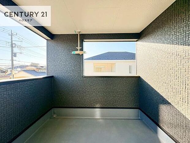 陽当たりの良いバルコニーで、お洗濯物もよく乾きそうですね！お天気の良い日にはバルコニーへ出てリフレッシュするのも気持ちよさそうです。