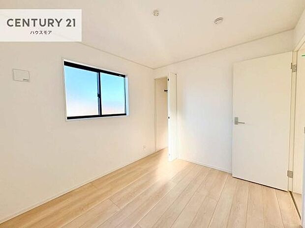 収納スペースがついています！居室をスッキリ整頓する事ができますね。家具を選ばないシンプルなデザインの為、家具を選ばずお気に入りの空間作りができそうですね。