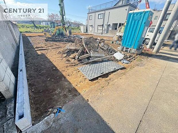 駐車スペースは3台分あります!セカンドカーはもちろん、バイクや自転車なども置き場所に困りません。