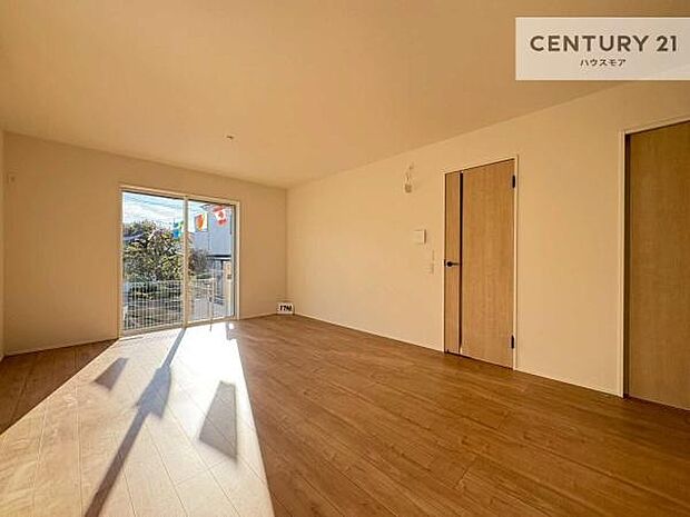 大きな窓からたっぷりの陽ざしが入る明るいリビング。開放感のあるリビングで家族団らんのくつろぎの時間を過ごせます。