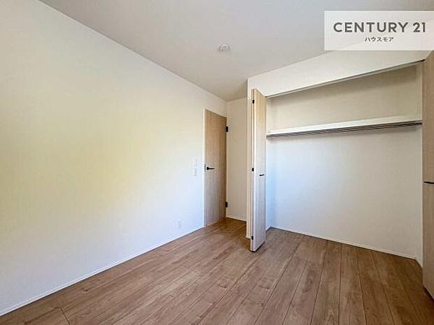 掃き出し窓がないお部屋は、お子様のお部屋としても安心です！収納スペースも充実しているので散らかったお部屋をサッと片付けられます！