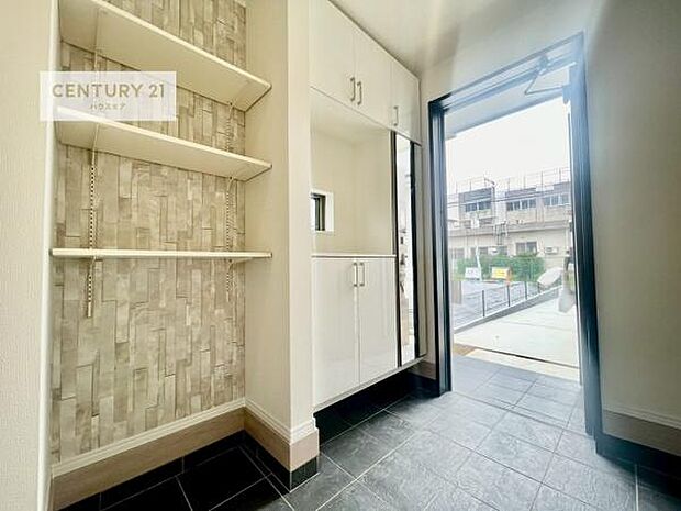 シューズボックス付きなので、玄関が片付きお掃除がしやすいです!スッキリした玄関で戸を開けた瞬間、清潔感のある心地いい空間が出迎えてくれます。