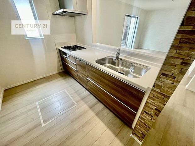 大人気の対面式システムキッチンを採用しています!ご家族のコミュニケーションが自然と増える設計です。お子様にも目が届くので嬉しいですね。収納力もあります!