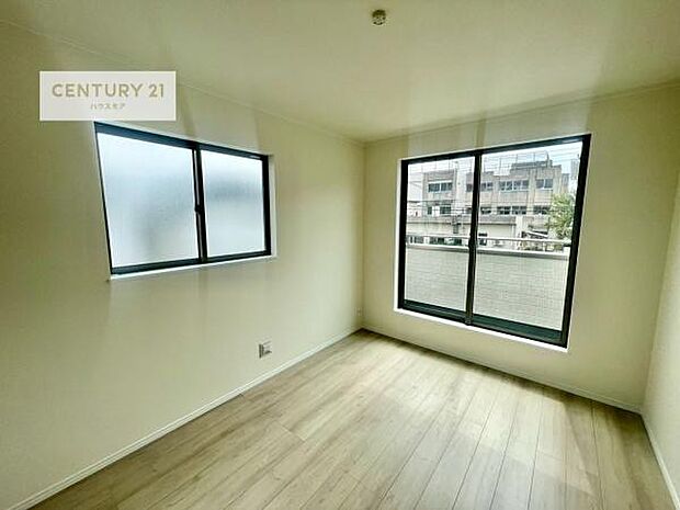 バルコニーに面した洋室。優しい光が差し込む洋室は、朝の目覚めも気持ちが良さそうですね。おうち時間もゆったりと過ごすことができます。