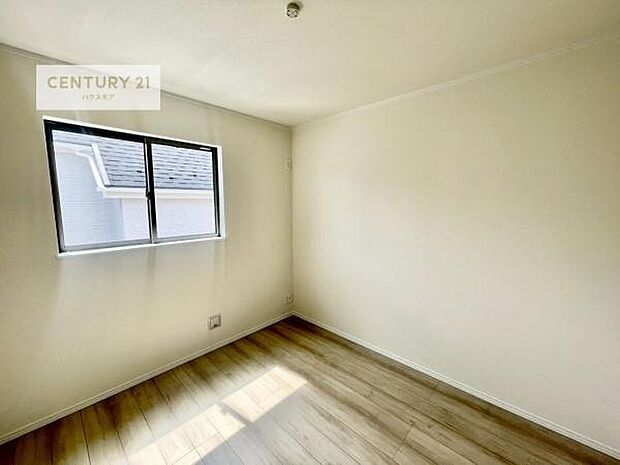 掃き出し窓がないお部屋は、お子様のお部屋としても安心です!収納スペースも充実しているので散らかったお部屋をサッと片付けられます!