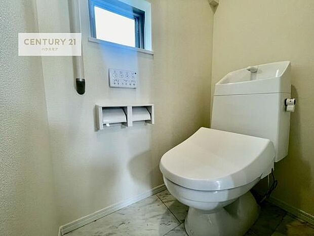 1・2階にトイレがございます!朝の忙しい時間帯も待たずにすみそうですね。白を基調とした清潔感のあるトイレでお手入れがしやすいです!