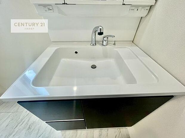 深い洗面台ボウルは、水が跳ねにくいのでお手入れが楽々!清潔感が保てます!キレイな洗面所で自分磨きのモチベーションが上がりますね!