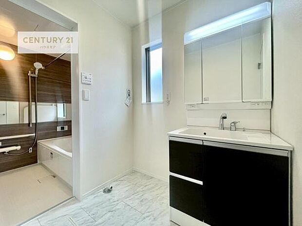 身なりを整える洗面所は、清潔感が大事です!水周りの清潔感のある雰囲気を演出!気持ちよくお使いいただけます。