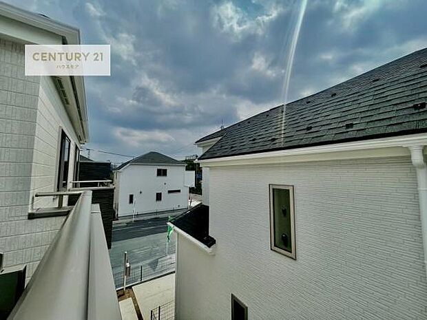 広々としているバルコニーです!お洗濯物を干すのはもちろん風に当たりながらくつろぎタイムが送れます!