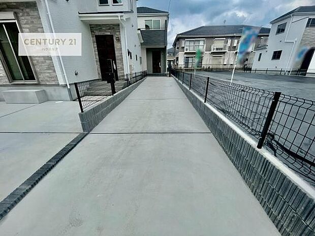 駐車スペースは2台分あります!セカンドカーはもちろん、バイクや自転車なども置き場所に困りません。