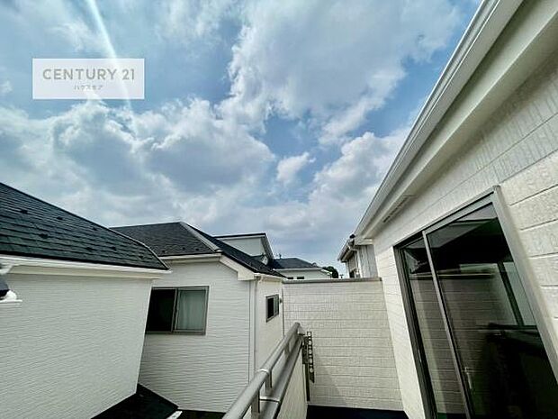 晴れた日には青い空を見渡せる開放的な時間を楽しめます。気持ちの良い風が通り抜ける街並みです!