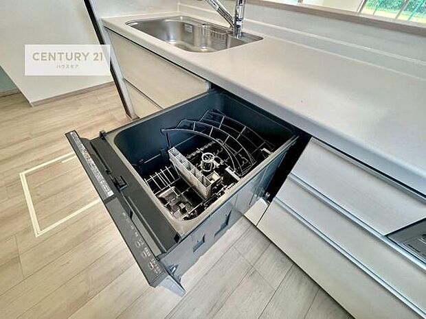 食洗機付き！忙しい時や冬場は手荒れ防止として大活躍します！ビルトイン仕様なので、場所も取らず調理スペースも広く使えて手際よく作業が出来ます！