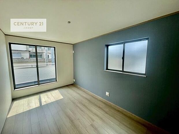 バルコニーに面した洋室。優しい光が差し込む洋室は、朝の目覚めも気持ちが良さそうですね。おうち時間もゆったりと過ごすことができます。