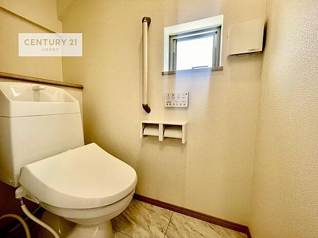 1・2階にトイレがございます!朝の忙しい時間帯も待たずにすみそうですね。白を基調とした清潔感のあるトイレでお手入れがしやすいです!