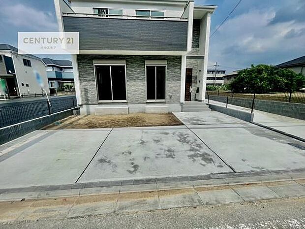 駐車スペースは2台分あります!セカンドカーはもちろん、バイクや自転車なども置き場所に困りません。