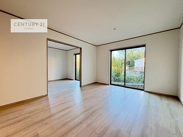 大きな窓からたっぷりの陽ざしが入る明るいリビング。開放感のあるリビングで家族団らんのくつろぎの時間を過ごせます。