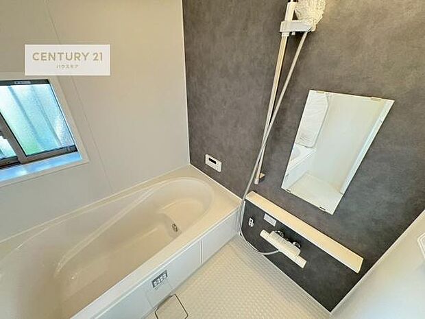 落ち着きある大人の雰囲気のバスルームは、シックなデザインでバスタイムが充実!お仕事頑張っているご褒美にお好みの匂いの入浴剤を入れて、楽しんでみてはいかがでしょうか?