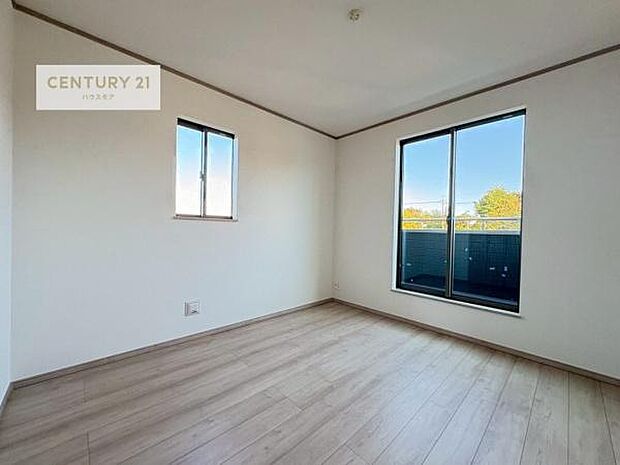 2面採光を確保した明るい室内は、風通しも良く、明るく大変居心地の良い空間となっております。リラックスして過ごせる心地の良いお部屋です!朝の目覚めがスッキリしますね!