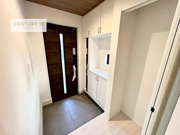 シューズボックス付きなので、玄関が片付きお掃除がしやすいです!スッキリした玄関で戸を開けた瞬間、清潔感のある心地いい空間が出迎えてくれます。