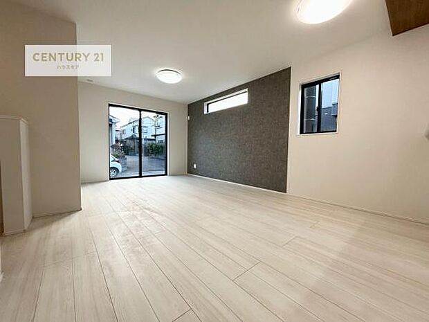 大きな窓からたっぷりの陽ざしが入る明るいリビング。開放感のあるリビングで家族団らんのくつろぎの時間を過ごせます。